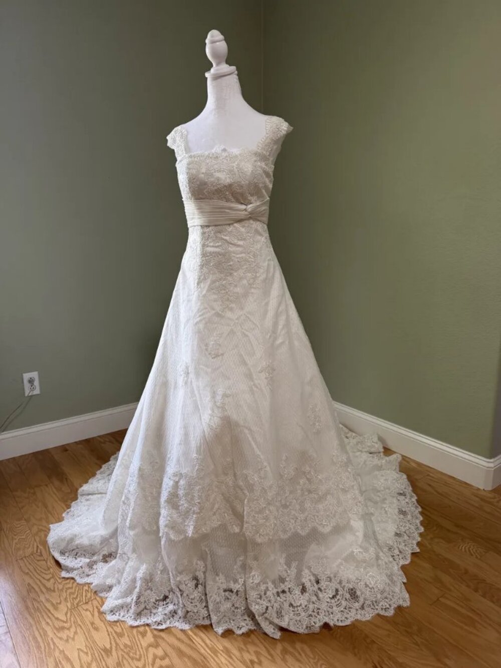 Lux Bridal Ivory Lace A-Line Wedding Gown | Size 4 Petite — A Rare Find